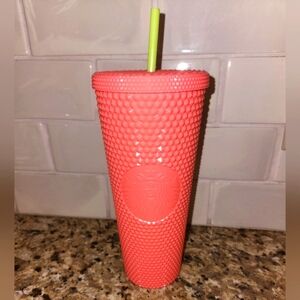 STARBUCKS  24 oz SIZE CUP W/STRAW &TWIST ON LID DRAGON FRUIT STUDDED NEW 2022